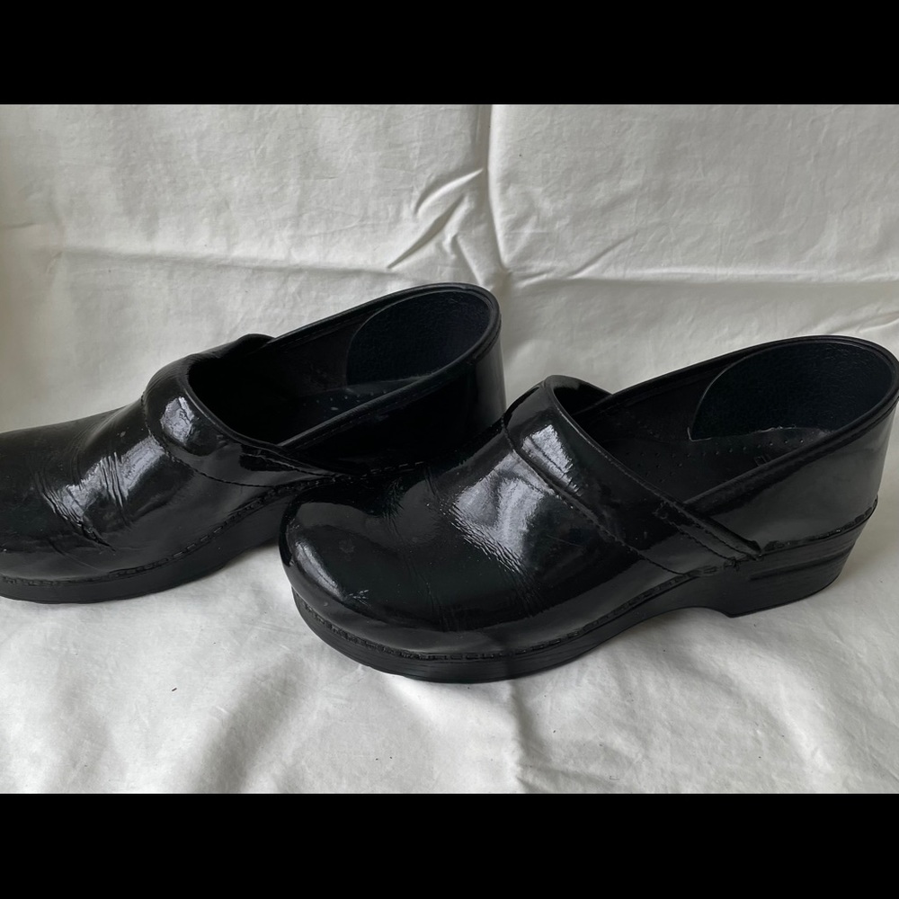 Dansko Black Patent Clogs sz 40